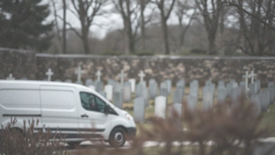 Jakie instytucje pomagają w organizacji pochówku osób NN?