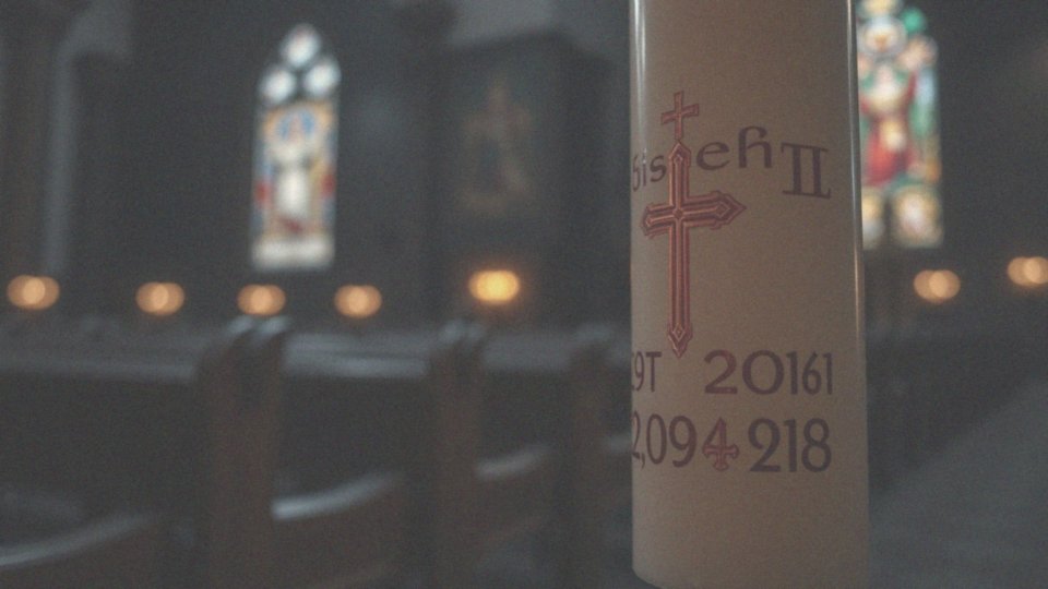 Jak wygląda symbolika świecy paschalnej w kontekście Wigilii Paschalnej?