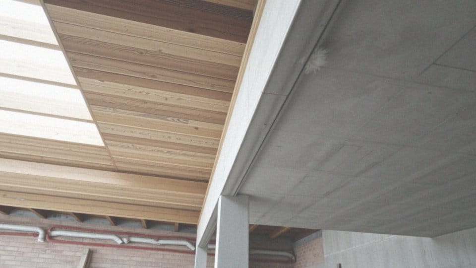 Jakie są różnice między stropem drewnianym a stropem żelbetowym?